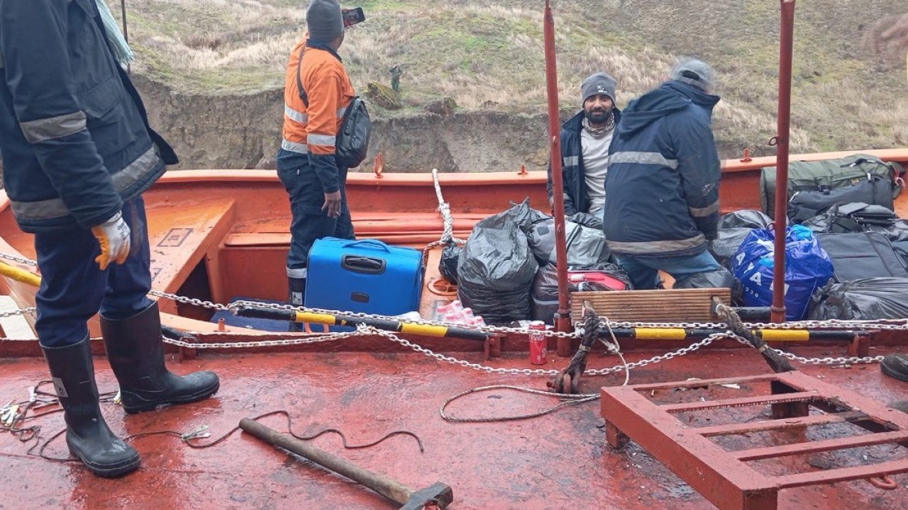 Karadeniz’de karaya oturan Türk gemisinin mürettebatı tahliye edildi