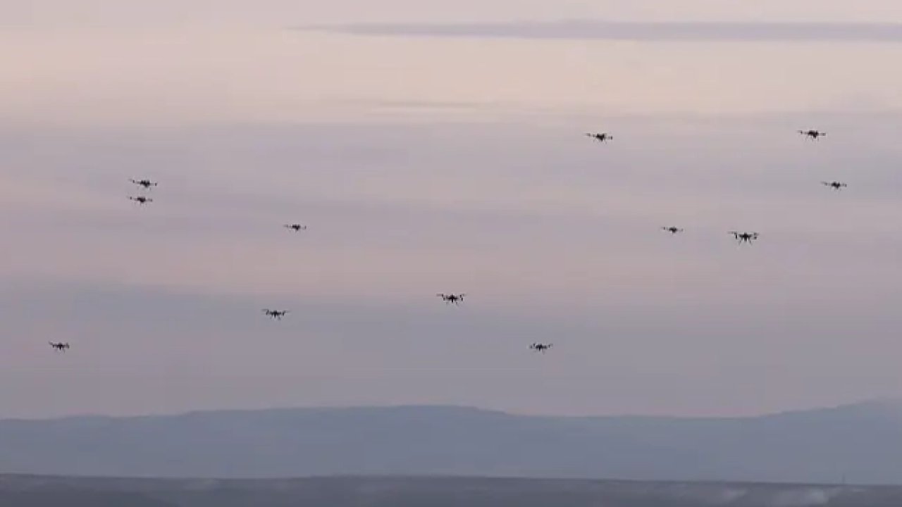 Türkiye'de ilk! Sürü İHA’lar gerçek mühimmatla hedefi vurdu