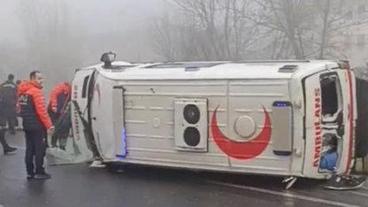 Yoğun sis ambulansı yan yatırdı: 1 sağlık personeli yaralı