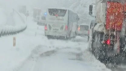 Zonguldak-Ereğli yolunda kar esareti: Araçlar yolda kaldı, uzun kuyruklar oluştu