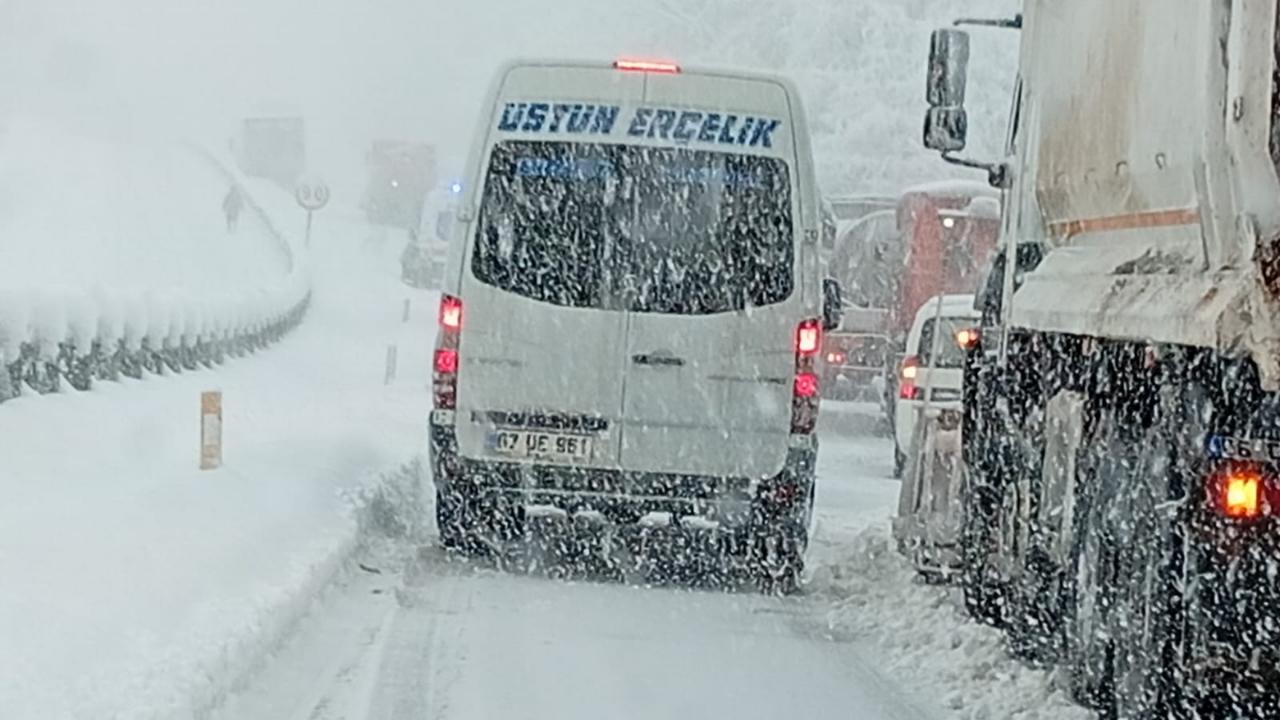 Zonguldak-Ereğli yolunda kar esareti: Araçlar yolda kaldı, uzun kuyruklar oluştu