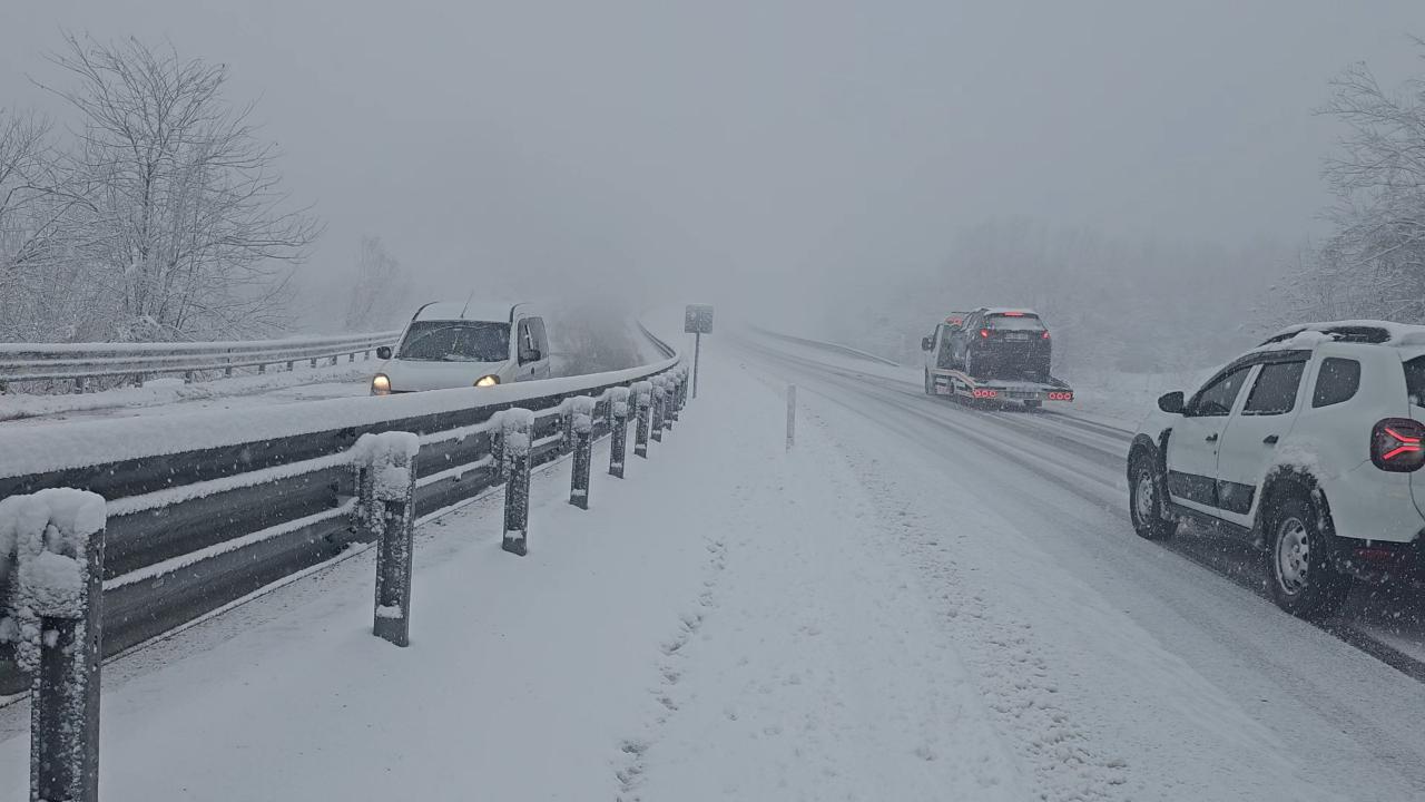 Zonguldak Ereğli yolunda uzun araçlara kar engeli