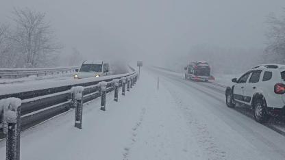 Zonguldak Ereğli yolunda uzun araçlara kar engeli