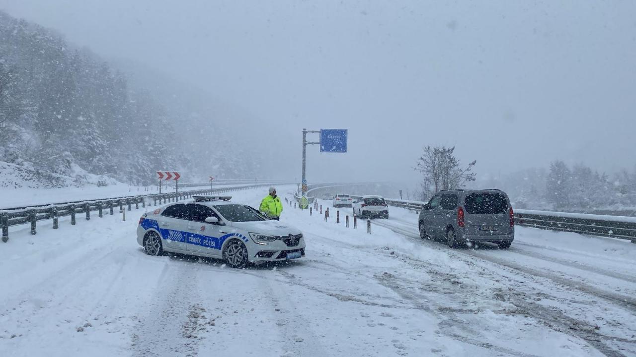 Zonguldak kara teslim: 198 köy yolu kapandı, ana yollarda 'uzun araç' alarmı!