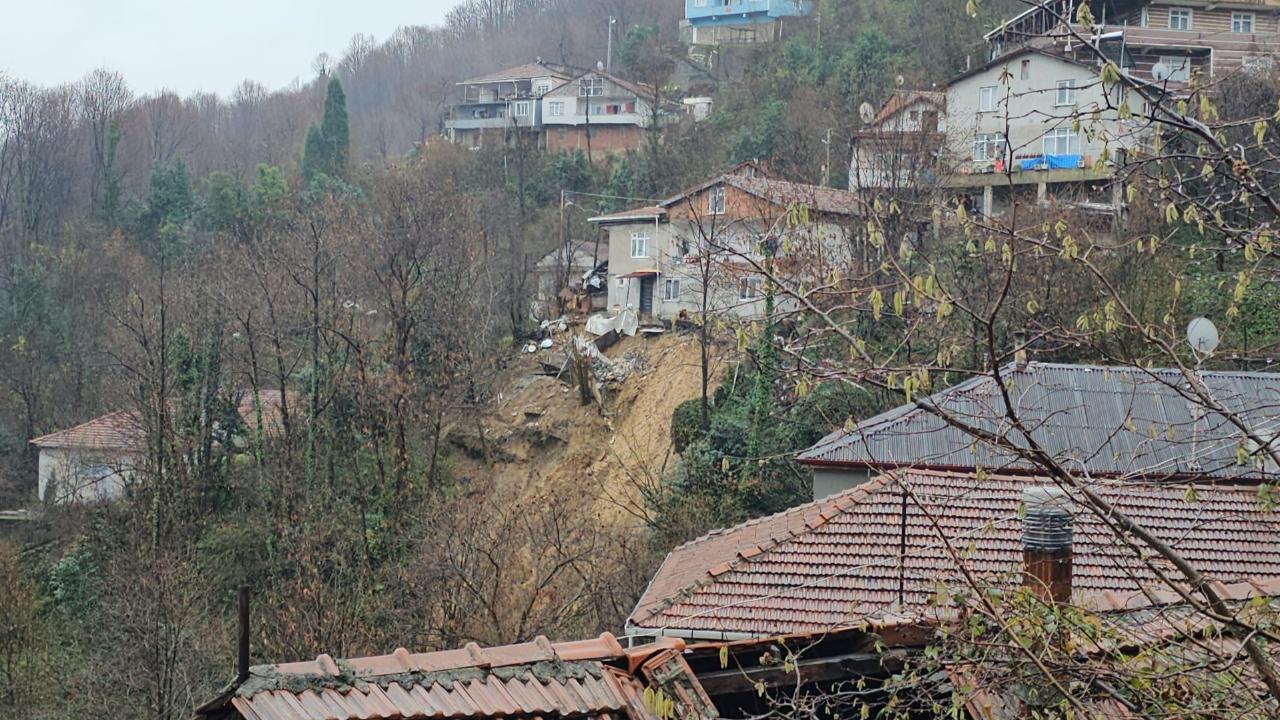 Zonguldak'ta heyelan; 8 kişilik aile tahliye edildi