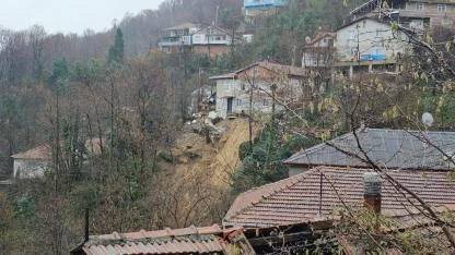 Zonguldak'ta heyelan; 8 kişilik aile tahliye edildi