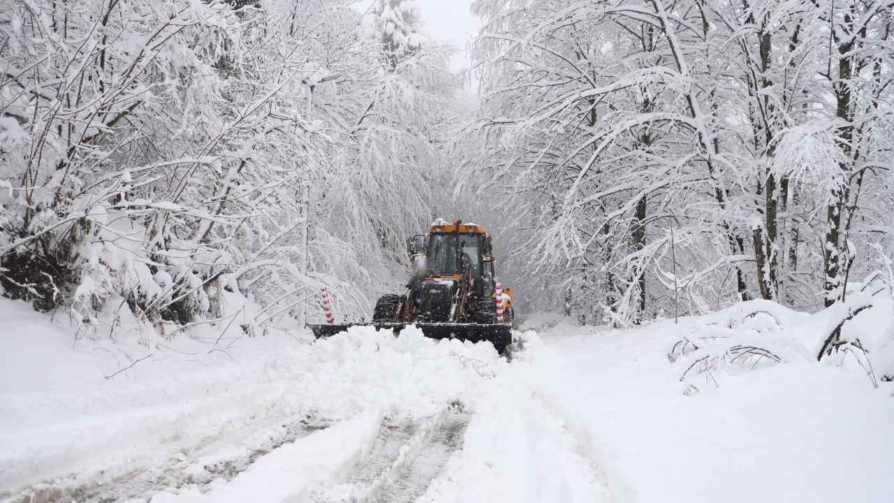 Zonguldak'ta karla mücadele aralıksız sürüyor