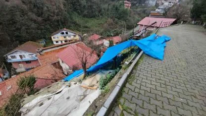 Zonguldak'ta kayalar iki evin üzerine düştü