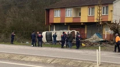 Ankara yolunda minibüs devrildi: 4 kişi yaralandı