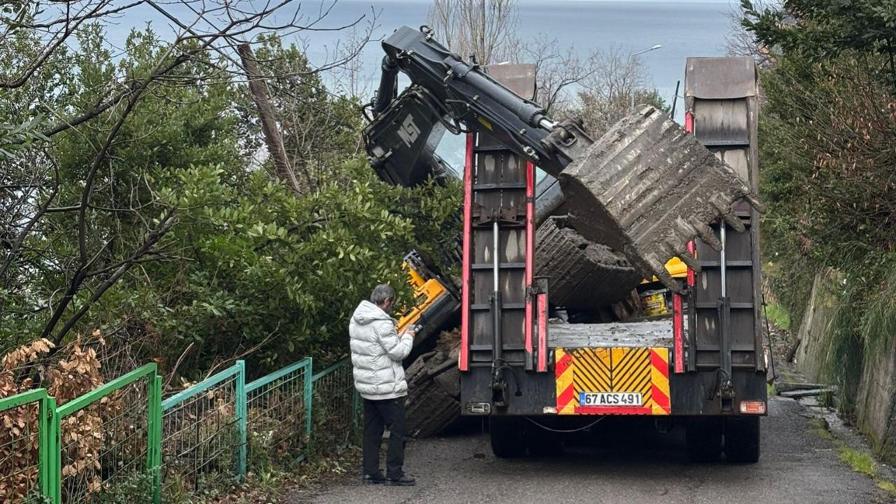 Kozlu'da tırın dorsesinden iş makinesi fırladı: Yol savaş alanına döndü