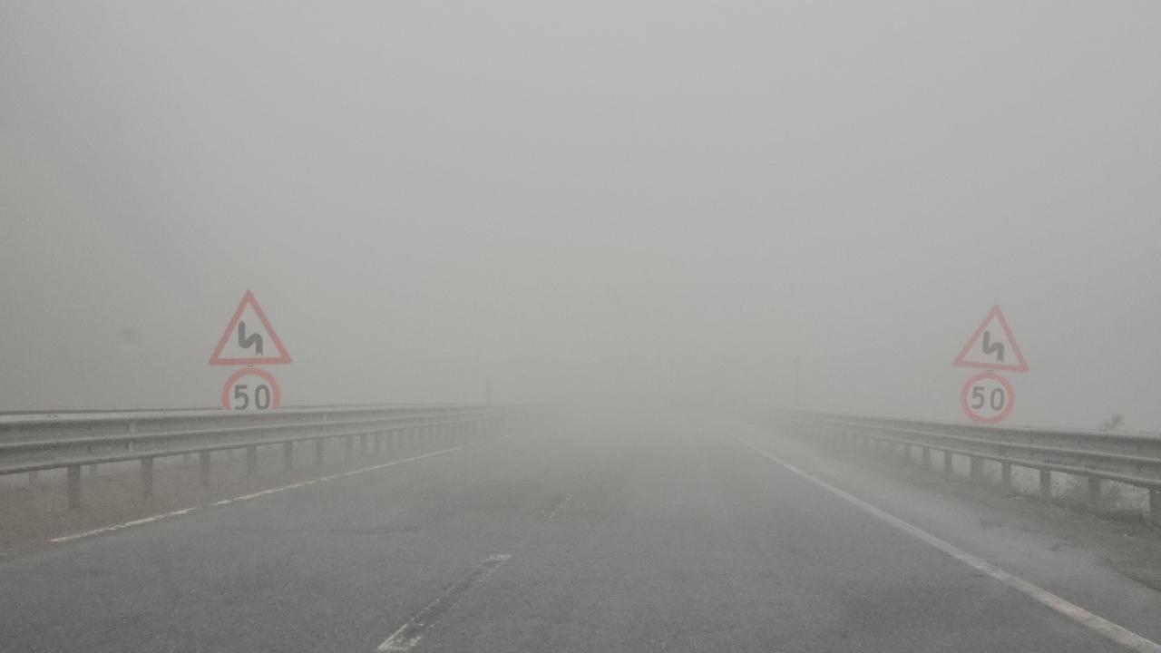 Zonguldak-Ereğli yolunda sis, görüş mesafeyi 10 metreye düştü