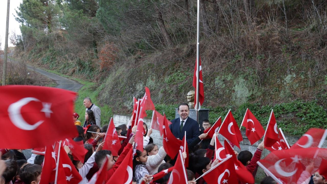 Zonguldak'ta ders 'Bayrak Sevgisi' ile çaldı, İl Müdürü Keskin öğrencilerle buluştu