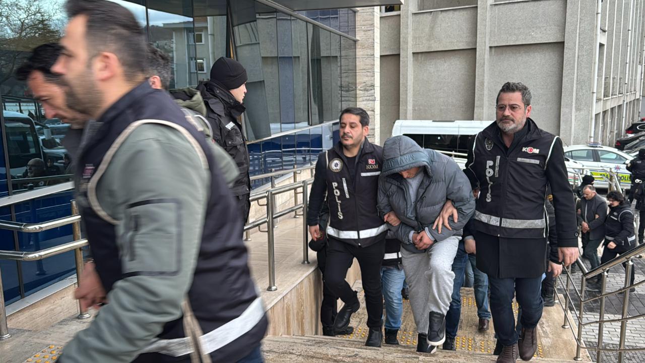 Zonguldak'ta KOM ekiplerinden araç muayene istasyonunda rüşvet operasyonunda 11 şüpheli adliyede