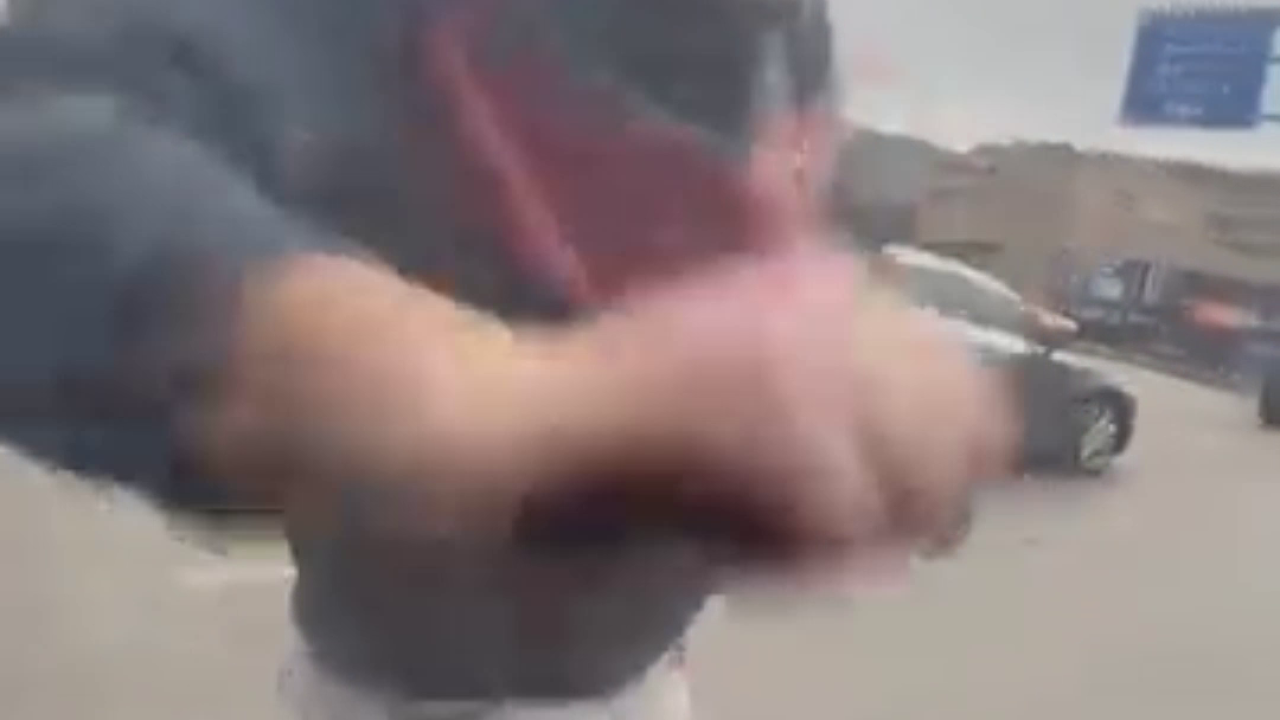 Zonguldak’ta şok olay: Aracından inen sürücü başka bir aracı yumrukladı!