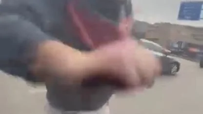 Zonguldak’ta şok olay: Aracından inen sürücü başka bir aracı yumrukladı!