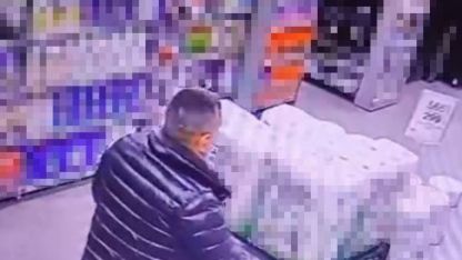 Marketten alkol çaldı, kimse görmeden şişeleri pantolonun içine soktu