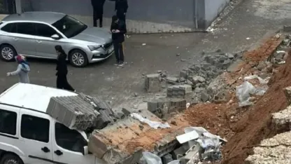Aşırı yağış istinat duvarını yıktı: O anlar kamerada