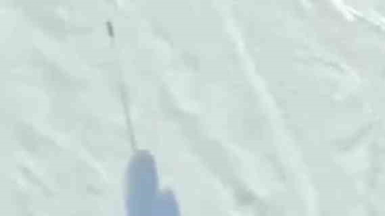 Araklı’nın karlı tepelerinde mahalle arasında snowboard keyfi