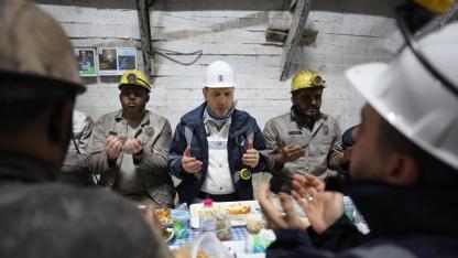 Bakan Bayraktar yerin yüzlerce metre altında madencilerle iftar yaptı