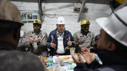 Bakan Bayraktar yerin yüzlerce metre altında madencilerle iftar yaptı