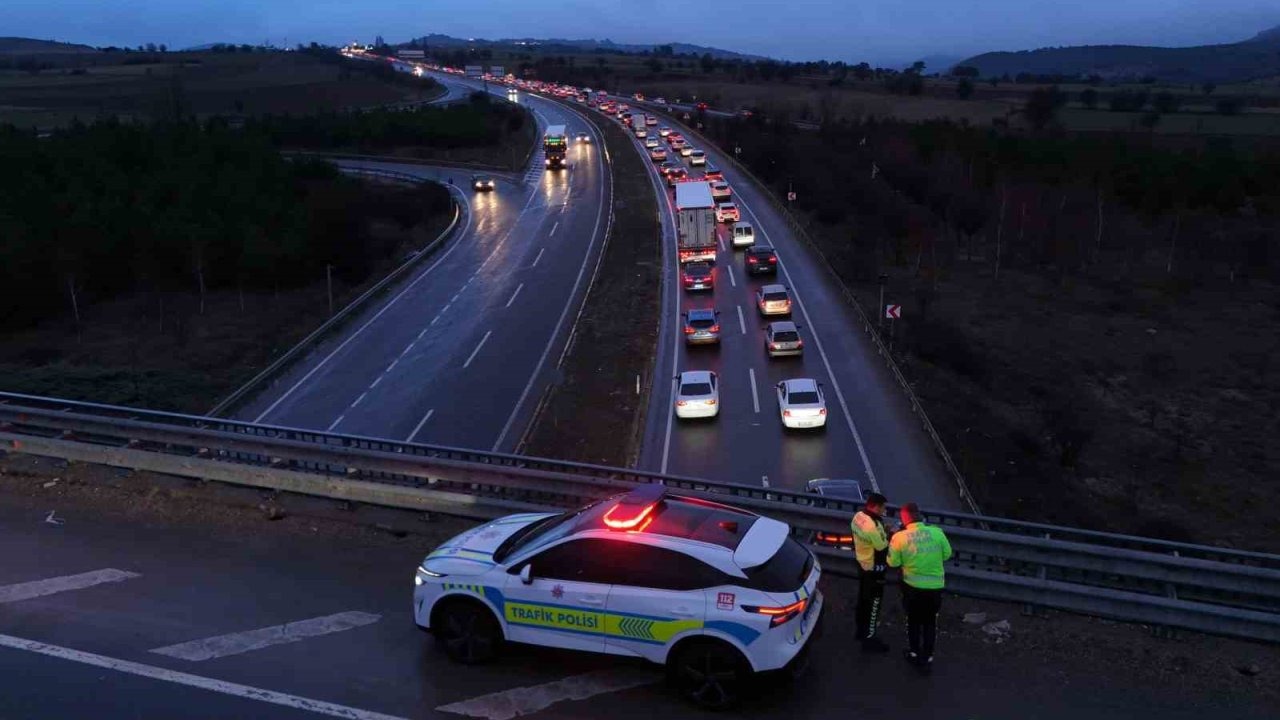 Bayram dönüşü çilesi: 30 kilometrelik araç kuyruğu havadan görüntülendi