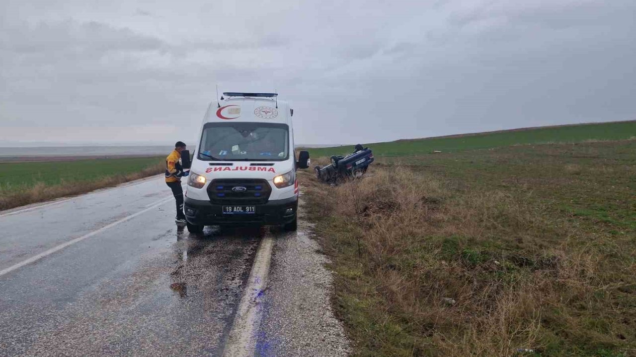 Çorum’da kayganlaşan yolda otomobil şarampole devrildi: 1 yaralı