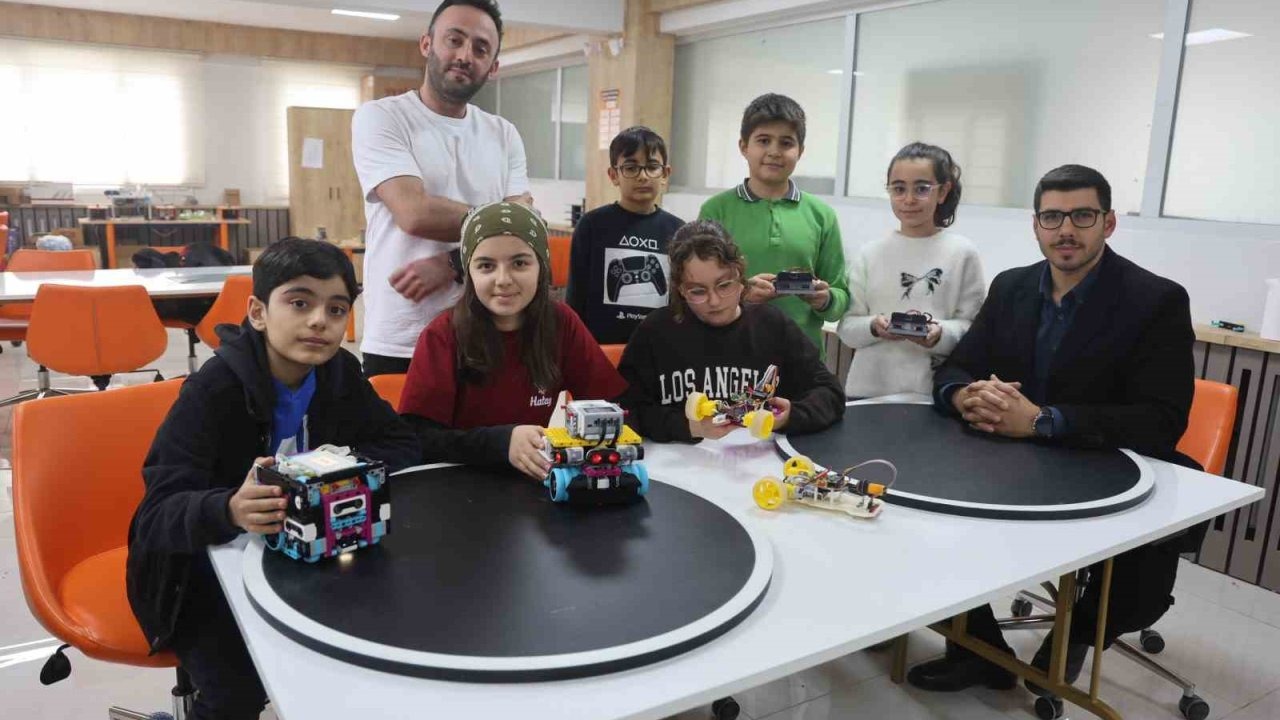 Geleceğin kaşifleri olacak depremzede çocuklar ‘Hataybot’ Robot Yarışması’na hazırlanıyorlar