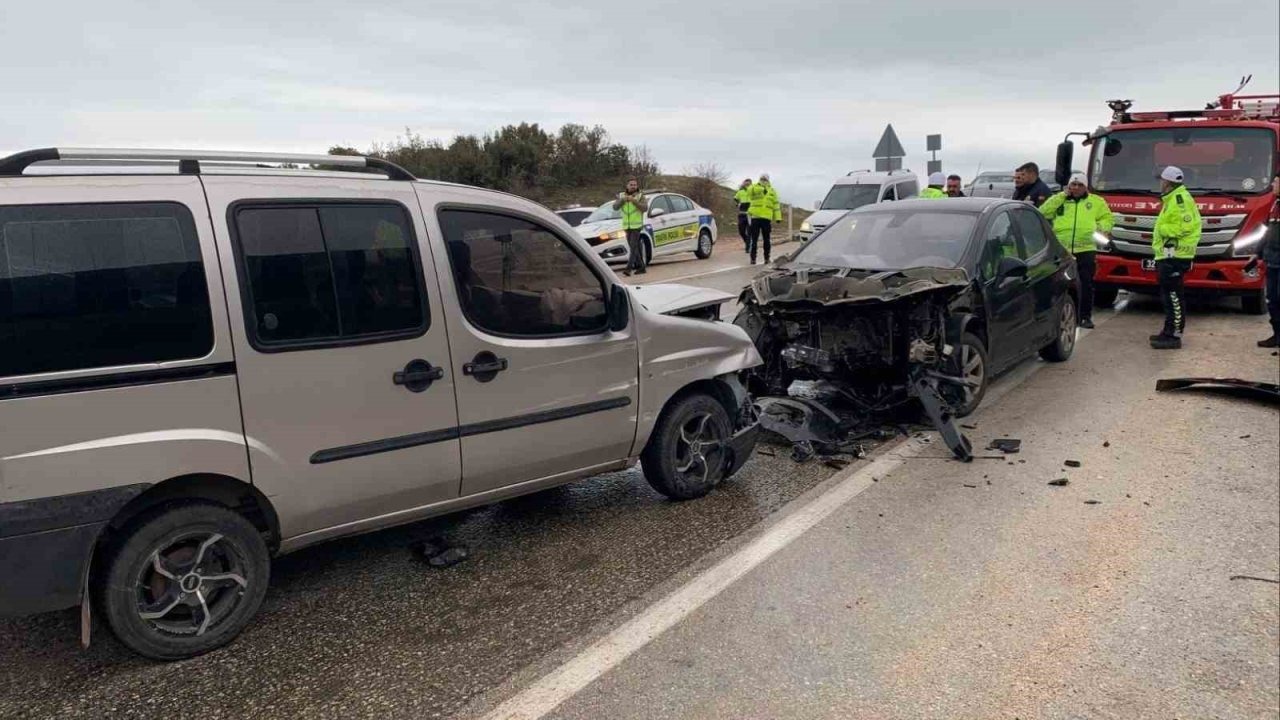 Isparta’da 8 kişinin yaralandığı kaza kamerada