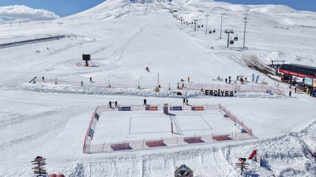 Kayseri Erciyes'te kar voleybolu heyecanı başlıyor