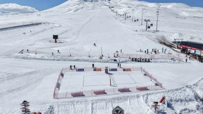Kayseri Erciyes'te kar voleybolu heyecanı başlıyor