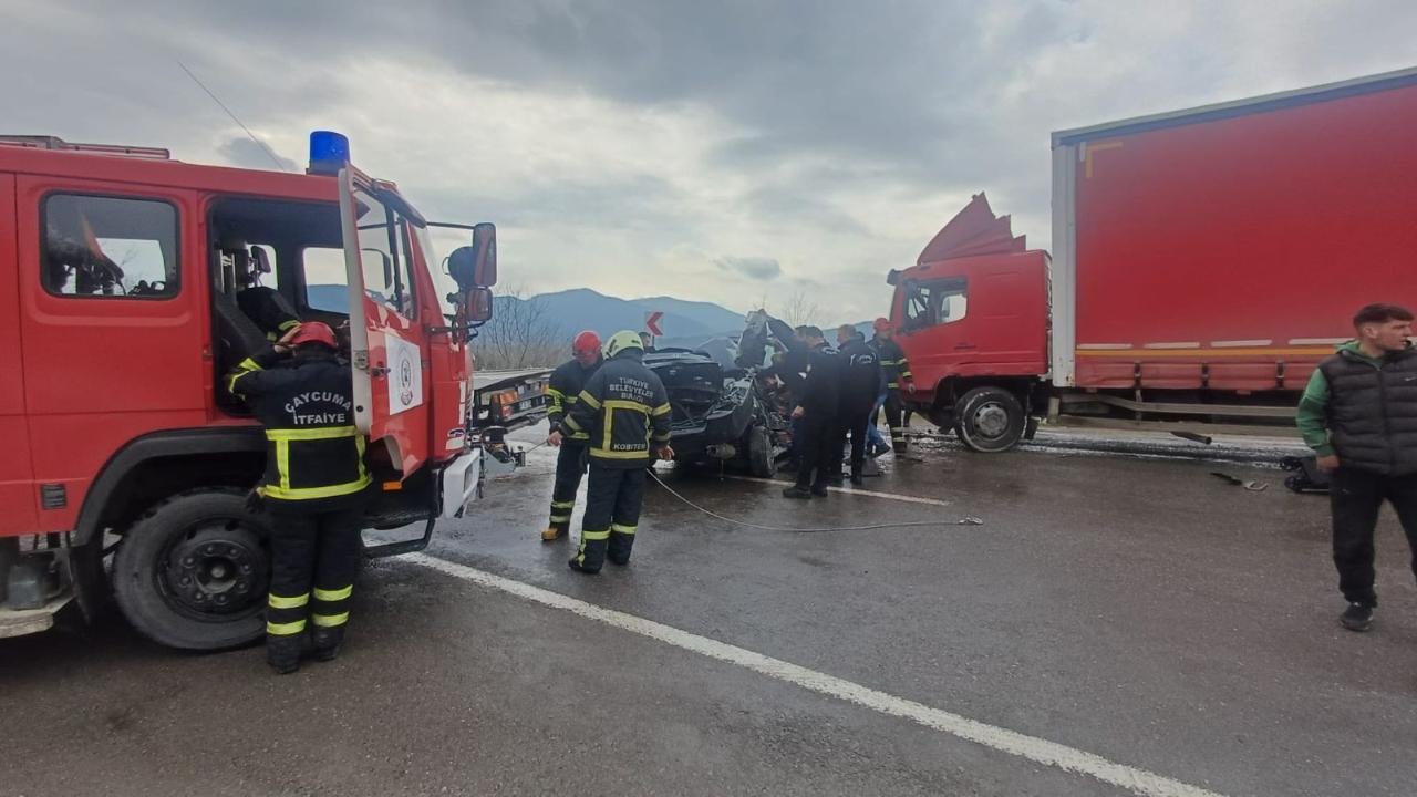 Otomobil kamyonla çarpıştı, komiser kazada yaralandı