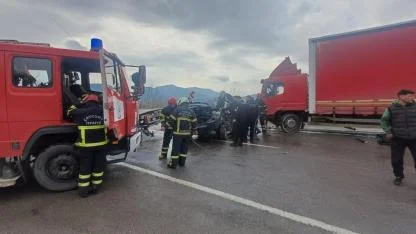 Otomobil kamyonla çarpıştı, komiser kazada yaralandı