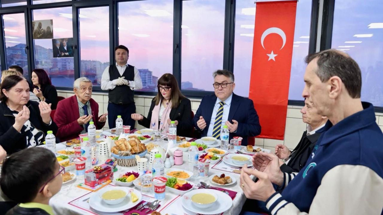 Rektör Özölçer, Koruyucu Aile ve Huzurevi Sakinleriyle İftar Sofrasında Bir Araya Geldi