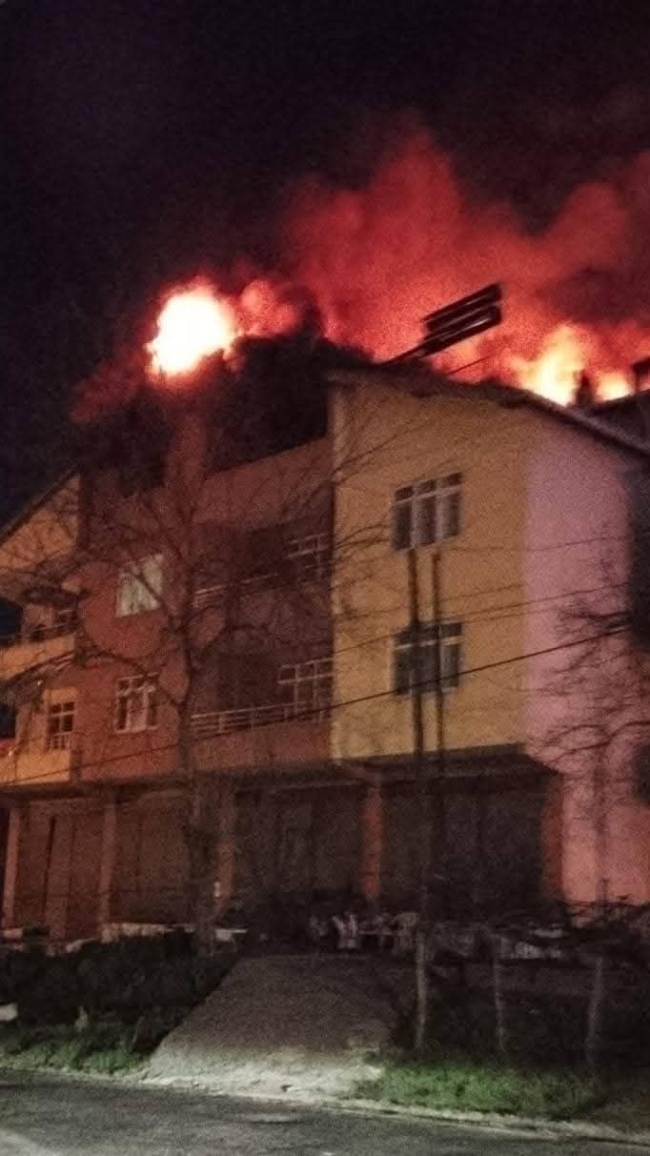 Çatı katında çıkan yangın söndürüldü