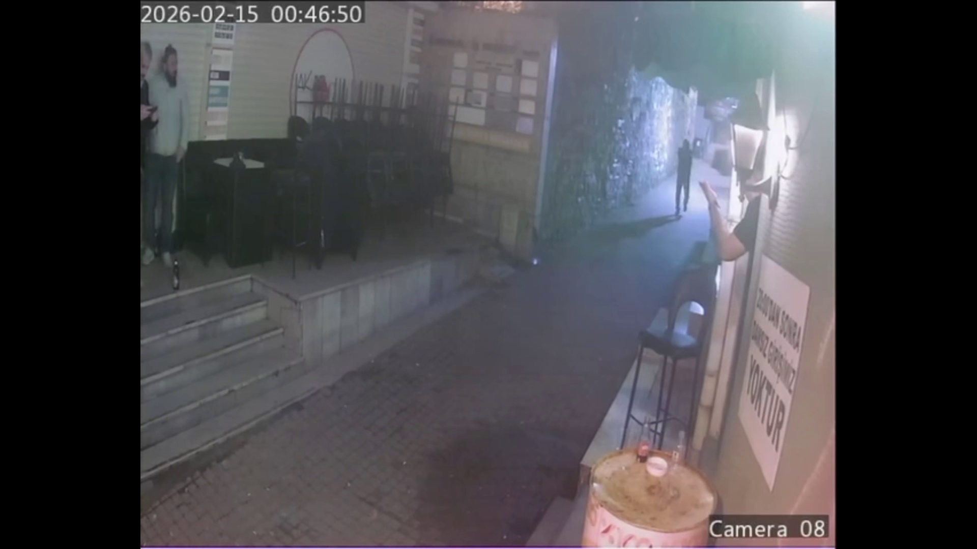 Saniye Saniye saldırı anı... Eğlence mekanına silahlı baskın: 2 yaralı 4