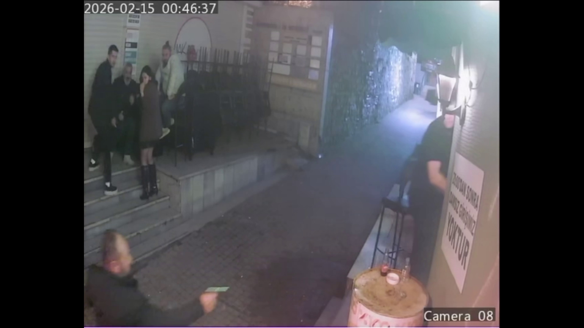 Saniye Saniye saldırı anı... Eğlence mekanına silahlı baskın: 2 yaralı 1