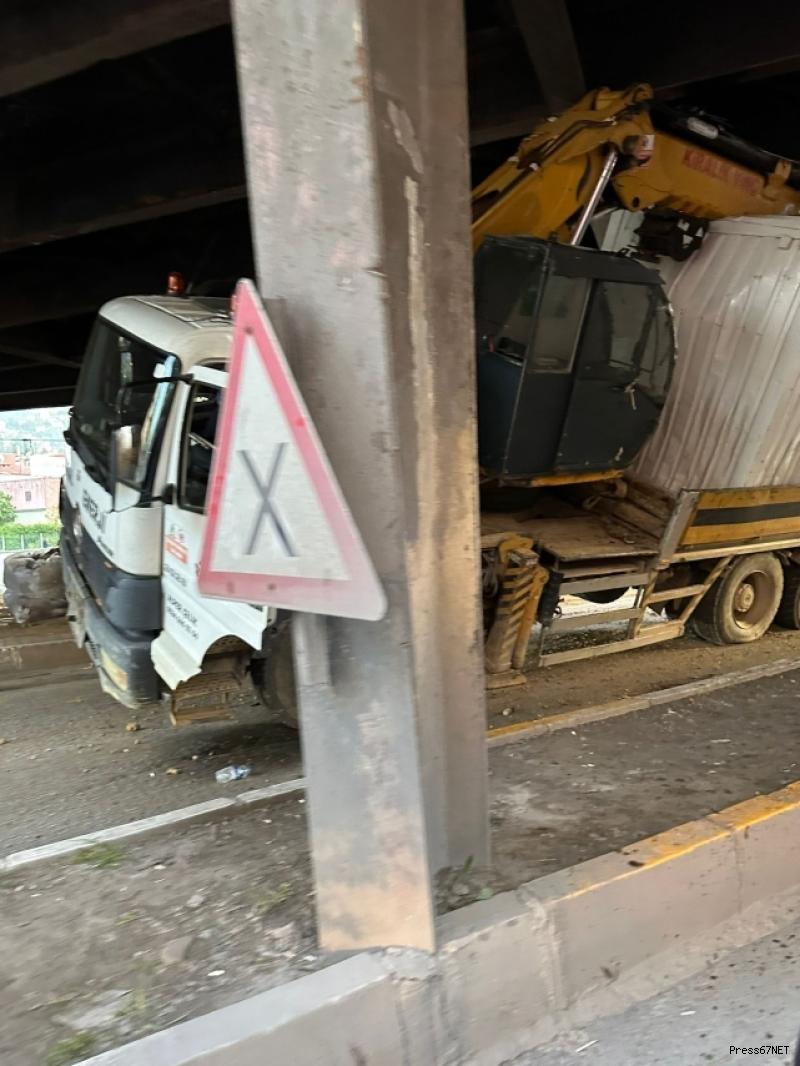 Konteynır yüklü tır Fevkani köprüsüne sıkıştı 4