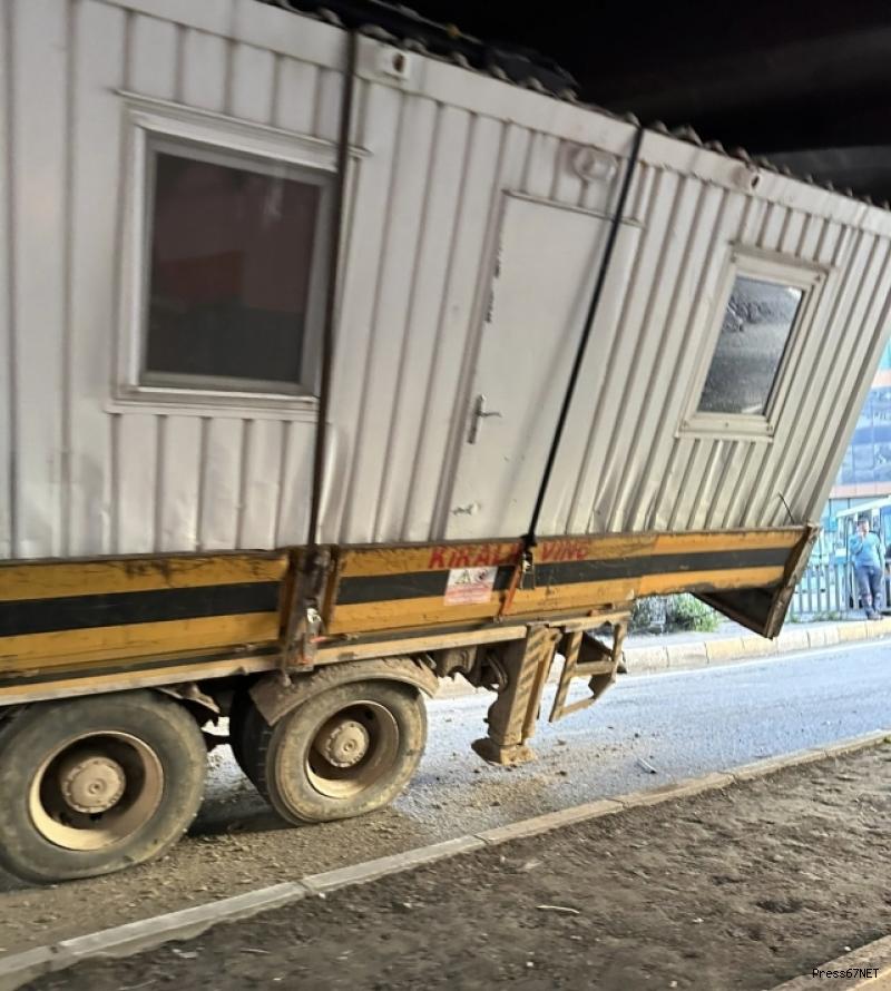 Konteynır yüklü tır Fevkani köprüsüne sıkıştı 1