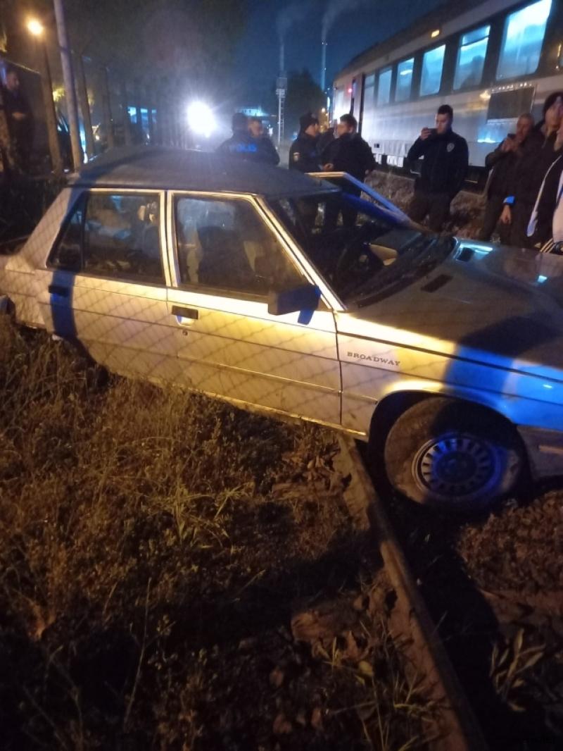 Otomobil trenin altında kaldı.. Metrelerce sürüklendi! 2