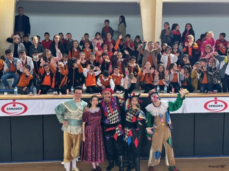 Çocuklar, OYAK'ın geleneksel çocuk tiyatrosu şenliğinde buluştular 2