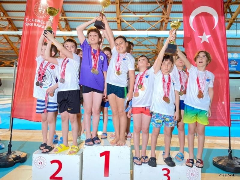 Çaycuma ilçesi yüzmede ödül tutulması yaşadı 1