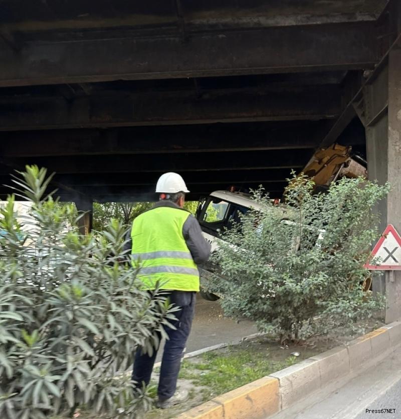 Konteynır yüklü tır Fevkani köprüsüne sıkıştı 2
