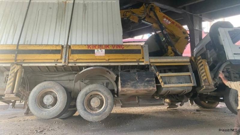 Konteynır yüklü tır Fevkani köprüsüne sıkıştı 3