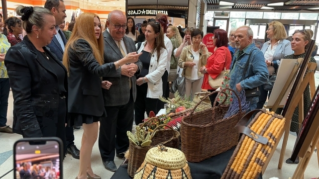 Bu sergide atık malzemeler yeniden hayat buldu 4