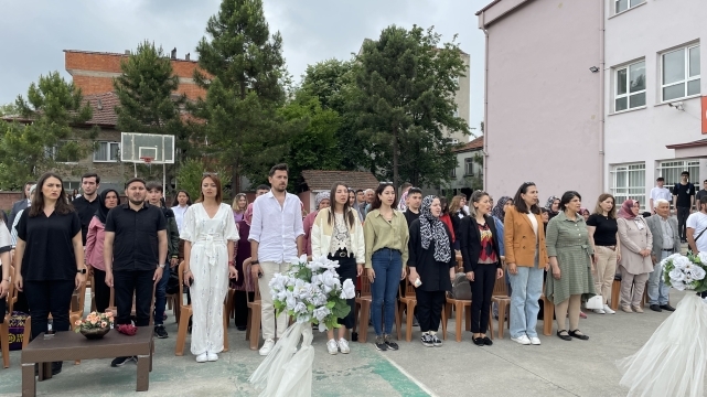 Saltukova ÇPAL öğrencileri kepleri havaya atarak mezuniyeti kutladı 2