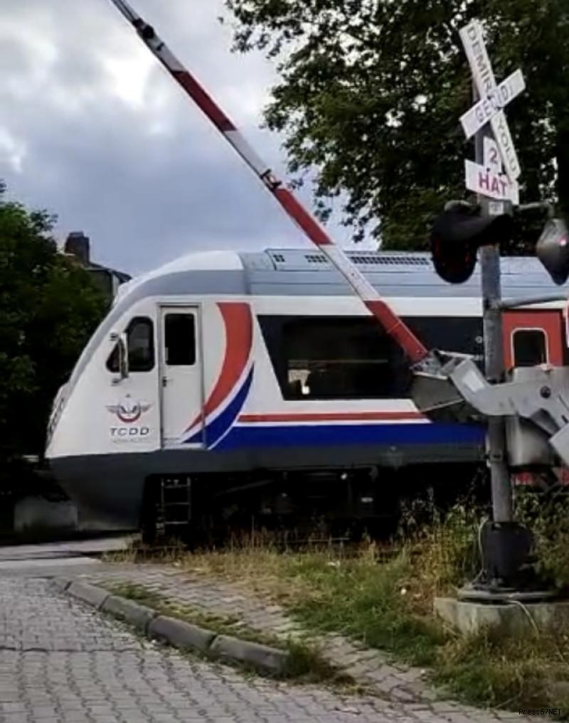 Vatandaş mağdur! Tren yolu hemzemin geçitin bariyer ve sinyali çalışmıyor   5
