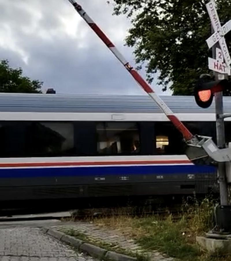 Vatandaş mağdur! Tren yolu hemzemin geçitin bariyer ve sinyali çalışmıyor   3