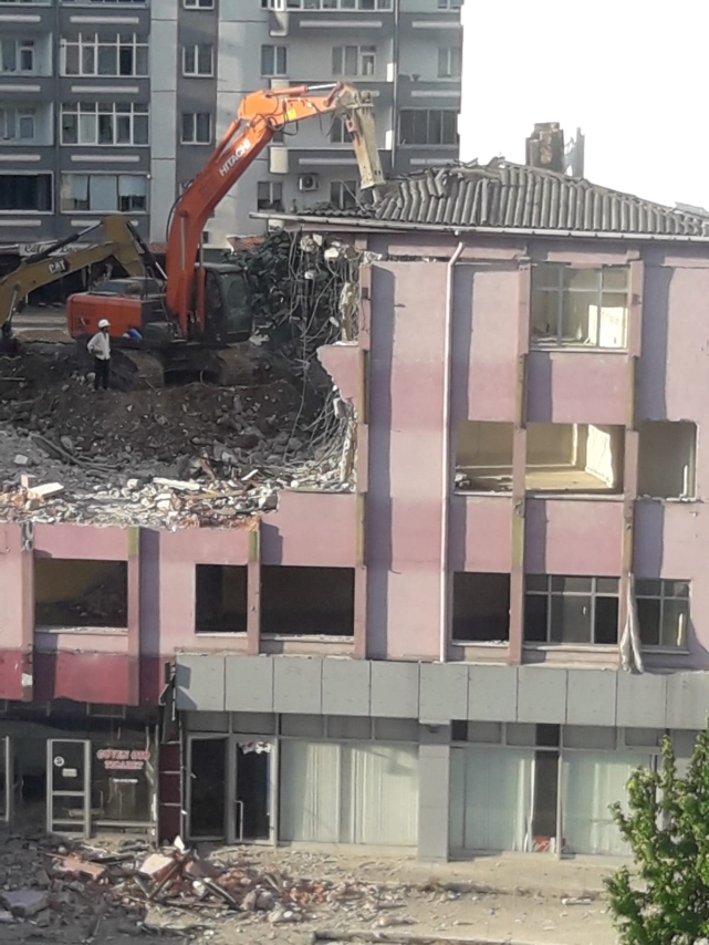 Beton yıkan kepçe binada yan yattı! 1