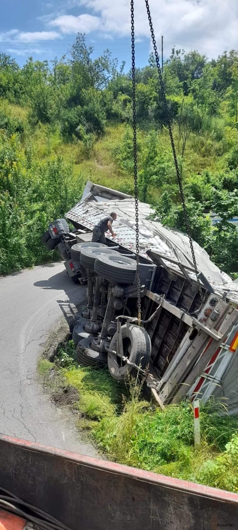 Yem yüklü tır devrildi yol trafiğe kapandı 1