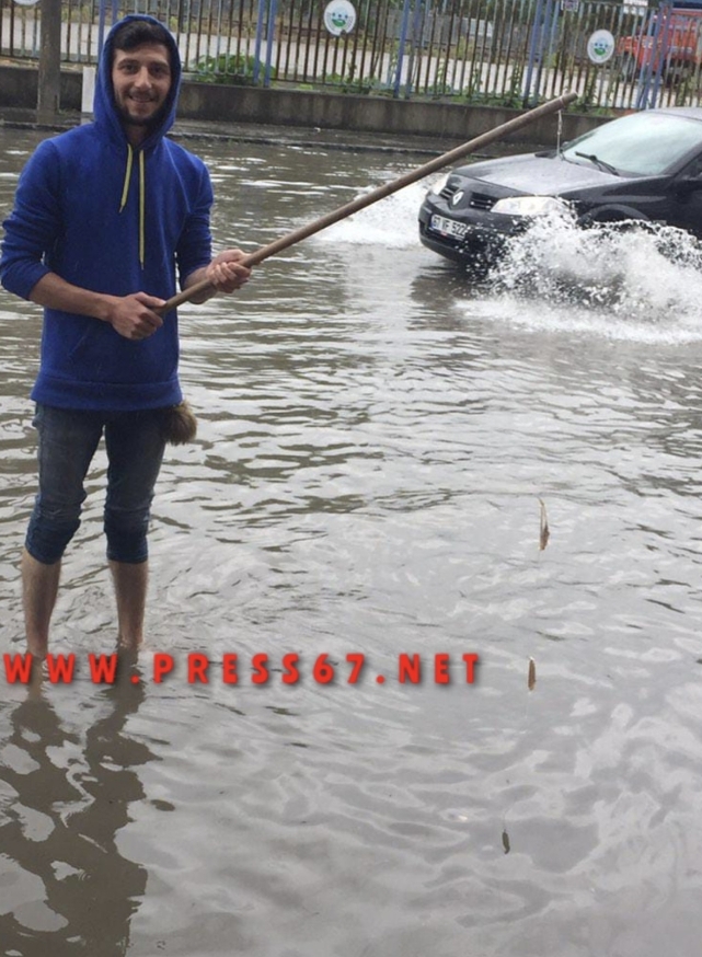 Yolu su bastı, vatandaş balık tuttu esnaf ise sandalyesini alıp keyif yaptı 1